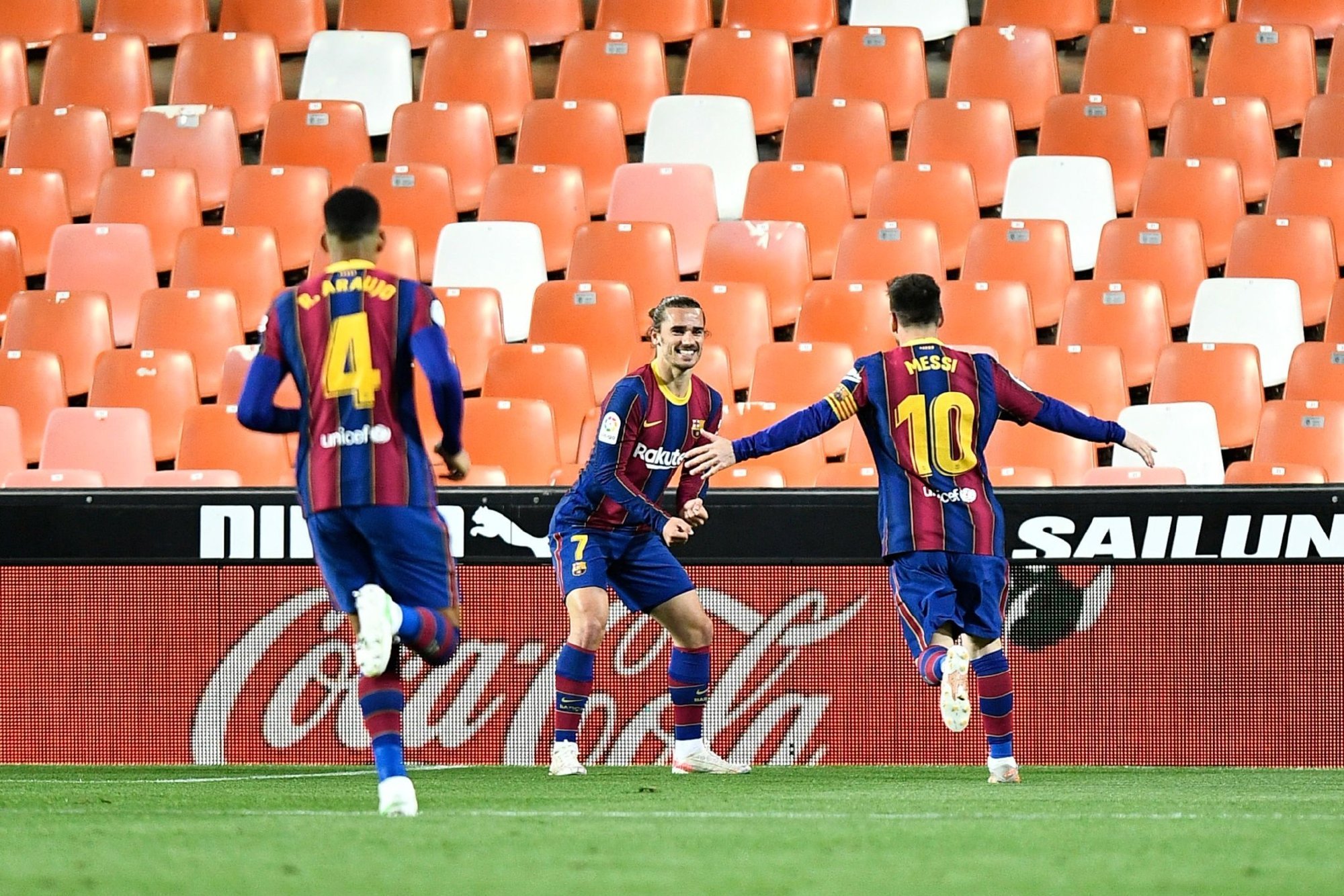 ayx体育官方网站-风云突变！瓦伦西亚赛后外线爆发；西甲版图或变；话题不断；轮换策略成焦点的简单介绍